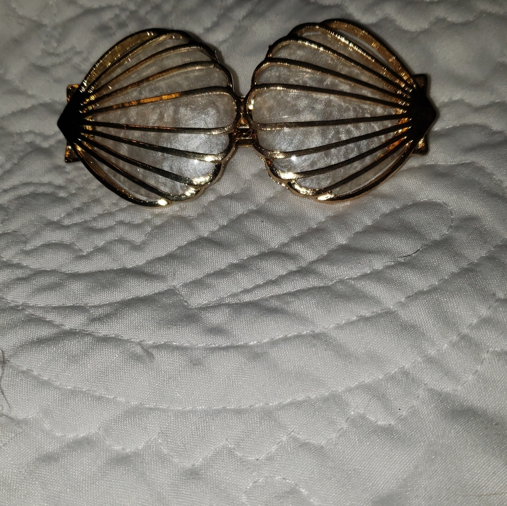 Seashell barrette